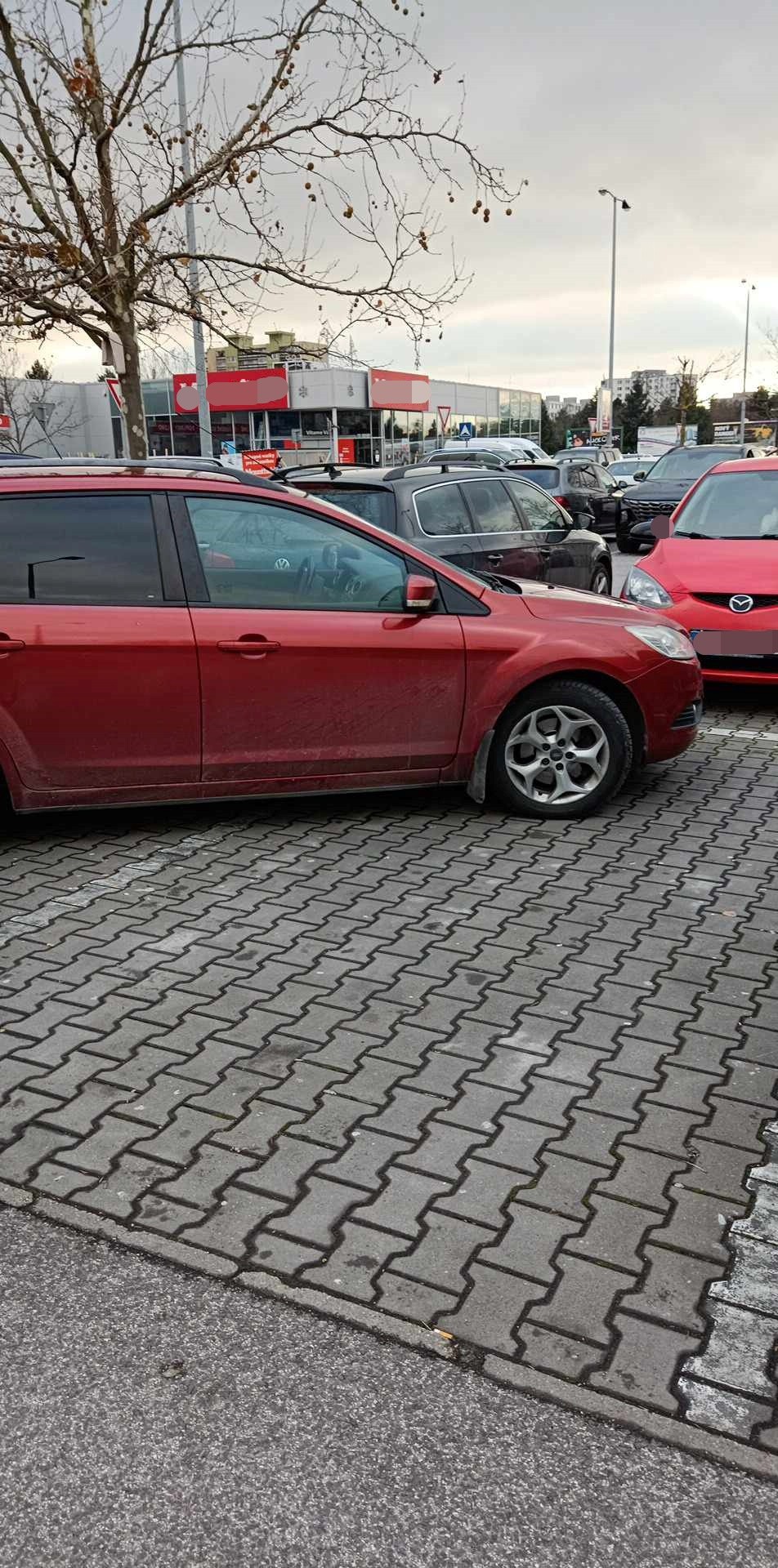 Vodič si veselo zaparkoval cez dve parkovacie miesta.