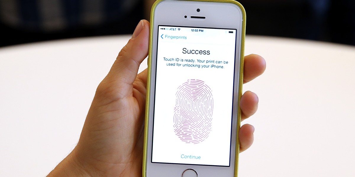 Odblokowanie telefonu za pomocą odcisku palca możliwe jest od premiery iPhone'a 5s