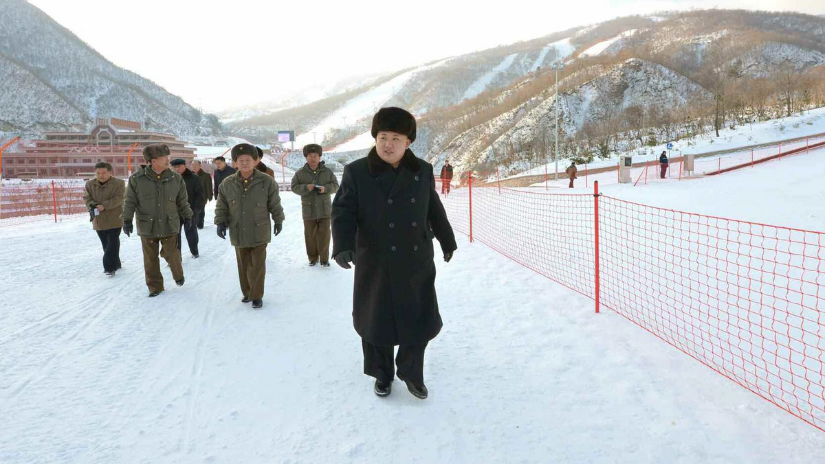 Korea Północna ukończyła budowę pierwszego publicznego kurortu narciarskiego na Przełęczy Masik - poinformowały państwowe media. Projekt zainicjowany w zeszłym roku przez przywódcę Kim Dzong Una ma być symbolem modernizacji i postępu kraju.