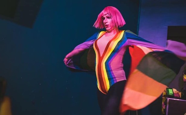 Drag queen przeprasza za występ z kukłą przedstawiającą abp. Jędraszewskiego