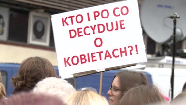 "Ściana furii" przed siedzibą PiS. "Doprowadzają nas do rozpaczy"