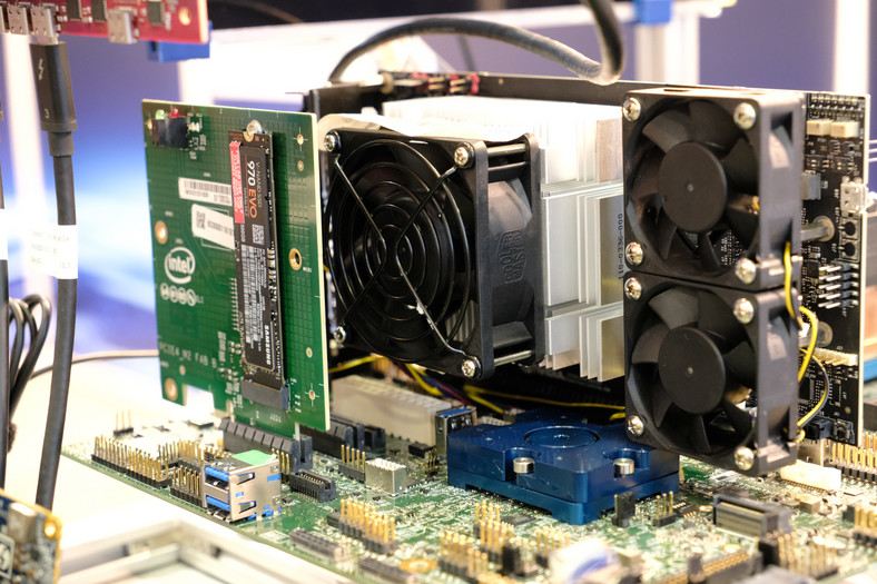 Płyta główna z wymiennym chipsetem i karta graficzna z wymiennym GPU