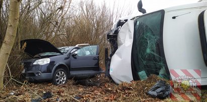 Koszmar na drodze w Dąbkach. Osobówka zderzyła się z dostawczakiem. Dramatyczne nagranie