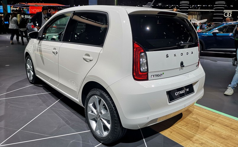 Skoda CITIGOe iV ma 3597 mm długości i 1645 mm szerokości. Auto oferuje czteroosobowe wnętrze z bagażnikiem o pojemności 250 l, który można zwiększyć do 923 l po złożeniu tylnych siedzeń