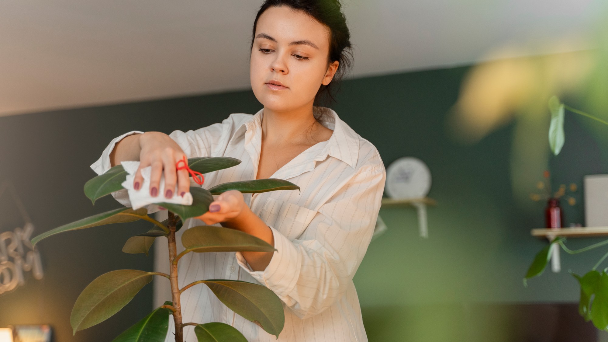 Stačí stará ponožka a trochu ryže – tento jednoduchý trik vyčistí lišty bez ohýbania a bez chémie.