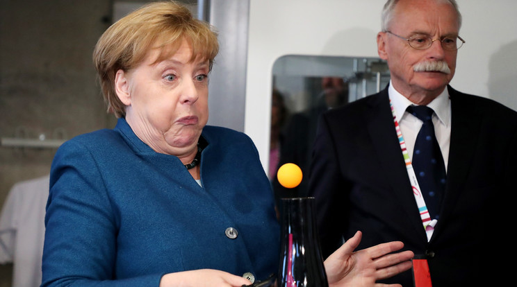 Angela Merkelből kibújt a fizikus, amikor egyetemi látogatásakor egy ping-ponglabdával és hajszárítóval kísérletezett / Fotó: MTI-EPA