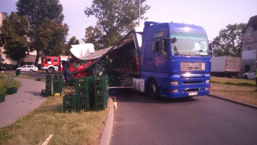 Piwo lało się po ulicach. Wypadek ciężarówki