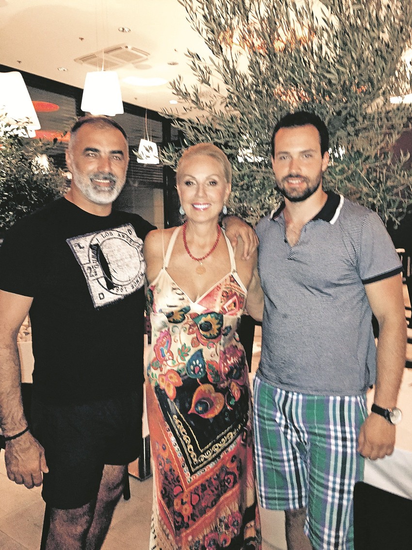 Osmeh na kraju dana: Brena sa statistima iz spota