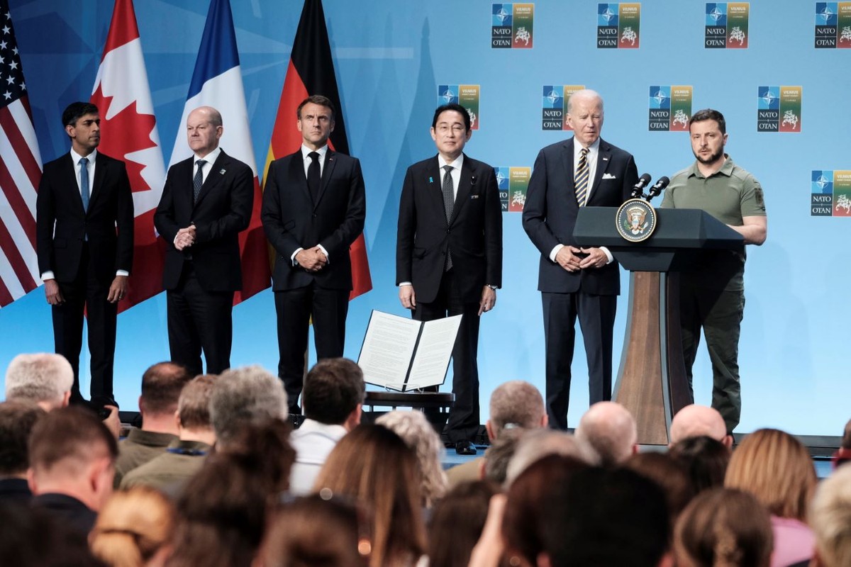 Rishi Sunak, Olaf Scholz, Emmanuel Macron, Fumio Kishida, Joe Biden i Wołodymyr Zełenski