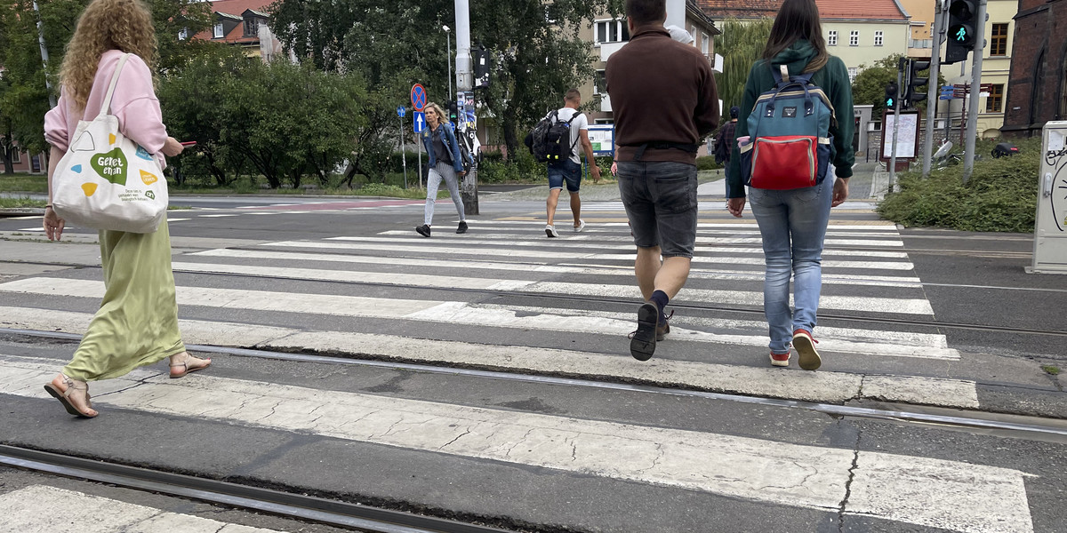 Od 21 września, nie tylko nie będzie można wjeżdżać i parkować na chodnikach kierowcom samochodów, sporo się też zmieni jeżeli chodzi o poruszanie się samych pieszych. 