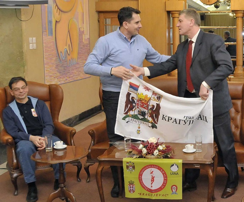 Dragan Jovović (desno) uzima zastavu grada