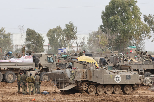 Izraelscy żołnierze przygotowują transportery opancerzone w pobliżu granicy ze Strefą Gazy