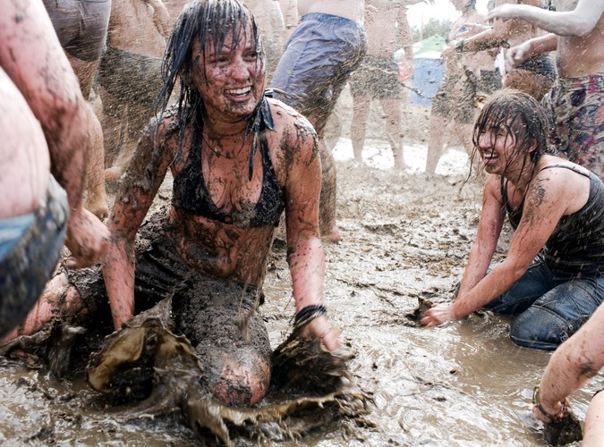 Część uczestników Przystanku Woodstock uczestniczy w zbiorowych kąpielach w kałużach z błotem, pod gigantycznymi prysznicami tzw. grzybkami