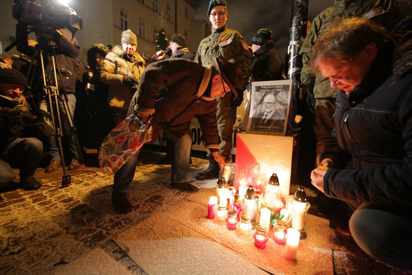 Łódź. Światełko pamięci dla Pawła Adamowicza