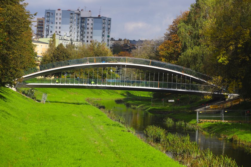 Nowy most jarzy się kolorami