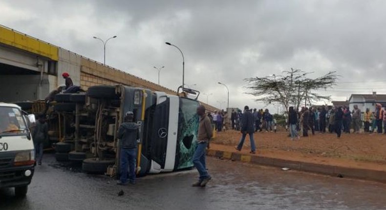 Stampede, chaos as beer truck overturns at Roysambu along Thika Superhighway