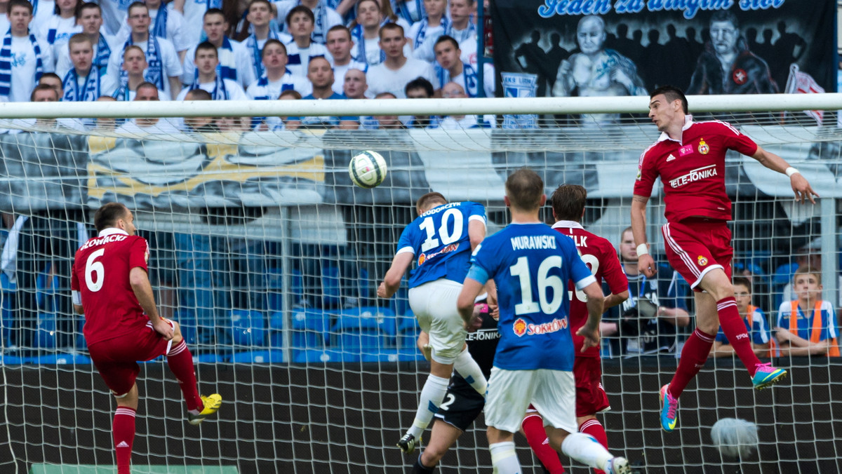 Lech Poznań pokonał Wisłę Kraków 1:0 (1:0) w najciekawszym meczu 25. kolejki T-Mobile Ekstraklasy. Kolejorz dzięki zwycięstwu awansował na pierwsze miejsce w tabeli, wyprzedzając Legię Warszawa. Stołeczny klub rozegra swoje spotkanie w niedzielę. Rywalem legionistów będzie Lechia Gdańsk.