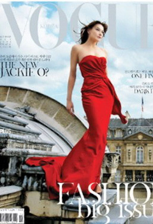 Carla Bruni w obiektywie Anne Leibovitz. Zdjęcie z okładki koreańskiego Vogue, wykonane dla amerykańskiego Vanity Fair