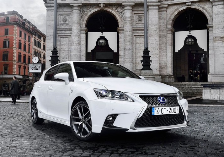 Segment C – klasa premium
Od stycznia do czerwca 2017 roku zarejestrowano w Polsce 272 samochody klasy premium z napędem hybrydowym, należące do segmentu C. Najpopularniejszym samochodem jest Lexus CT, którego ceny zaczynają się od 117 900 zł. Od stycznia do czerwca zarejestrowano w sumie 270 sztuk tego modelu. Na drugim miejscu znalazło się Audi A3 (2 rejestracje), które kosztuje od 170 tys. zł.