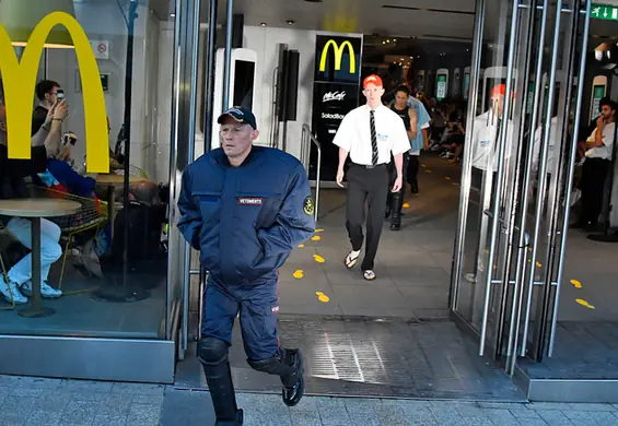 Paryski pokaz Vetements w McDonalds. Blackmetalowy makijaż i drwiny z kapitalizmu