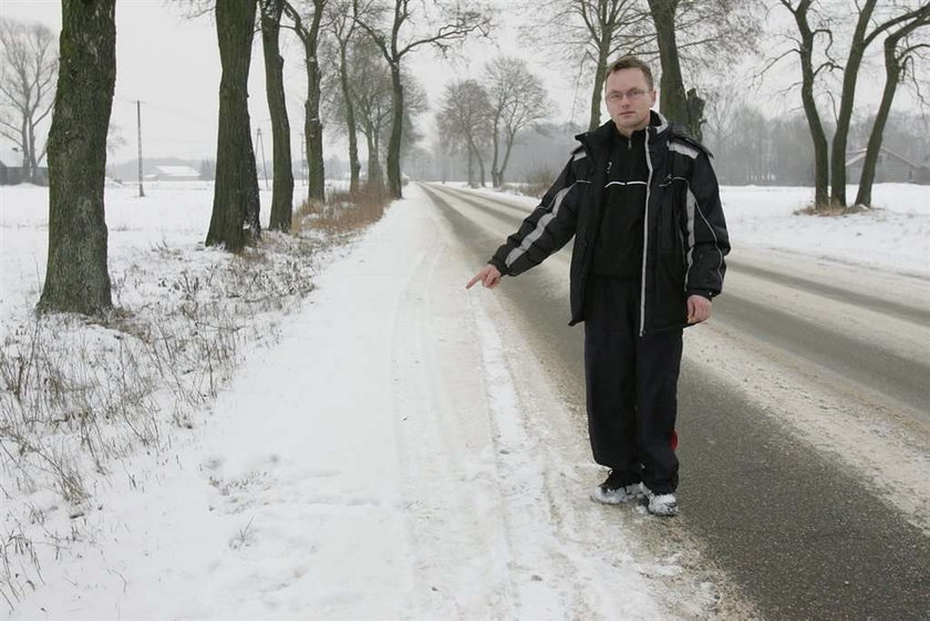 STANISLAW MAJEWSKI ZE SWOJA ZONA DANIELA  SZLI W NOCY POBOCZEM PRZY DRODZE KOLO DOMU  POTRACIL ICH SAMOCHOD KTORY MIERTELNIE ZRANIL MEZCZYZNE I UCIEKL  WYPADEK POTRACENIE POTRACONY ZABITY