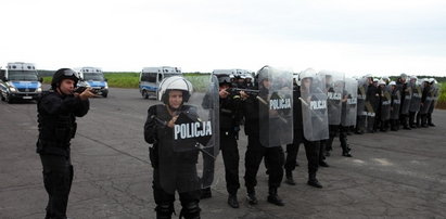 400 policjantów ćwiczyło na lotnisku