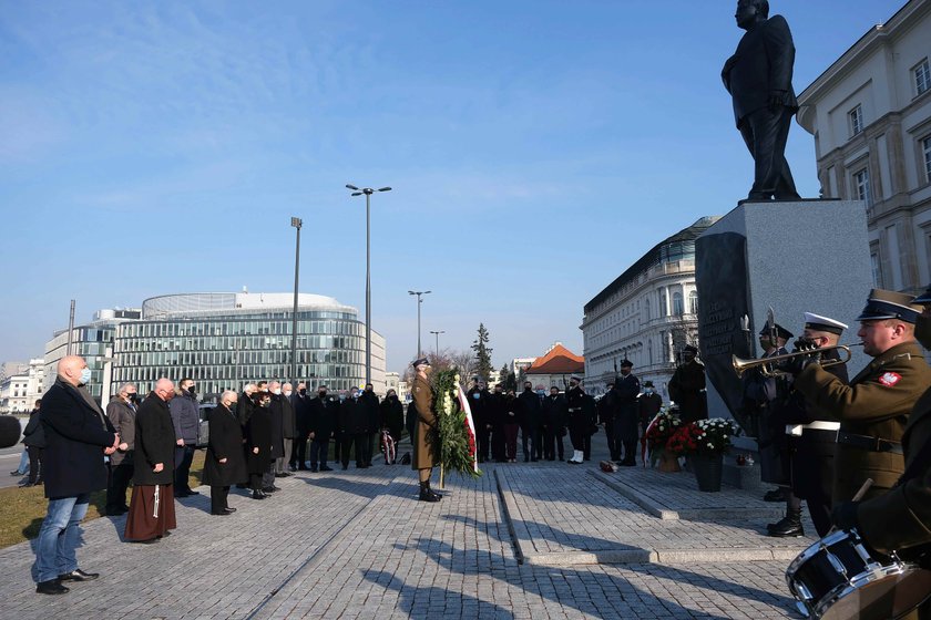 Kaczyńskiego pod pomnikiem smoleńskim ochraniał snajper?