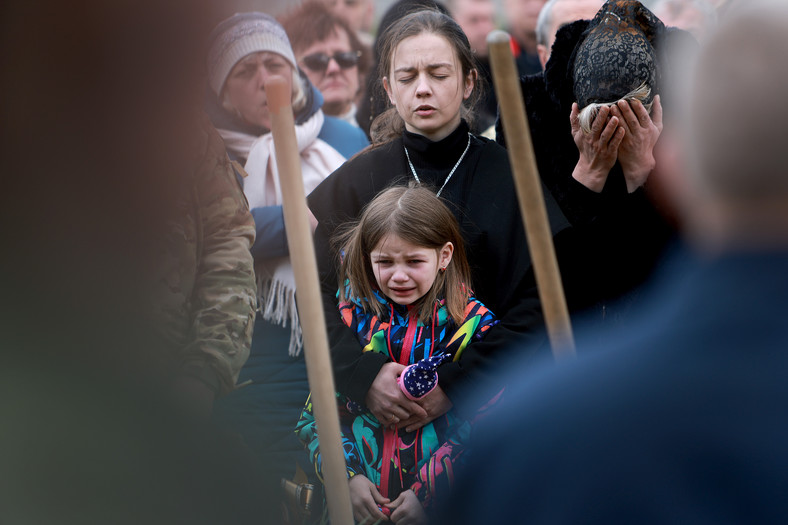 Rodzina opłakująca ukraińskiego żołnierza na jego pogrzebie
