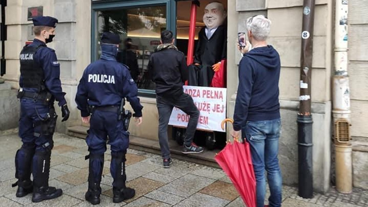 Wybory 2020. Przesłuchanie ws. kukły odwołane. Sprawa trafiła do prokuratury