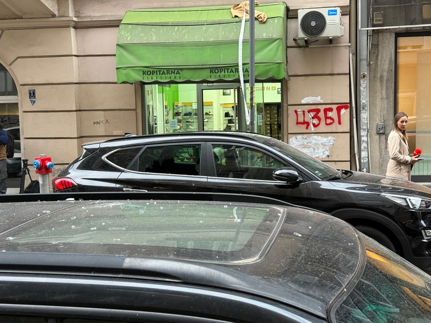 Jedan od oštećenih automobila na parkingu