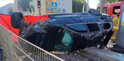 Samochód wjechał w przystanek. Czekający na tramwaj mężczyzna nie przeżył