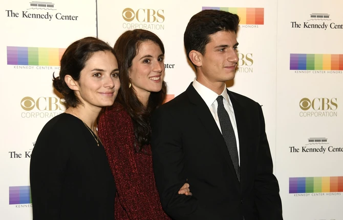 Tatjana Šlosberg sa sestrom i bratom