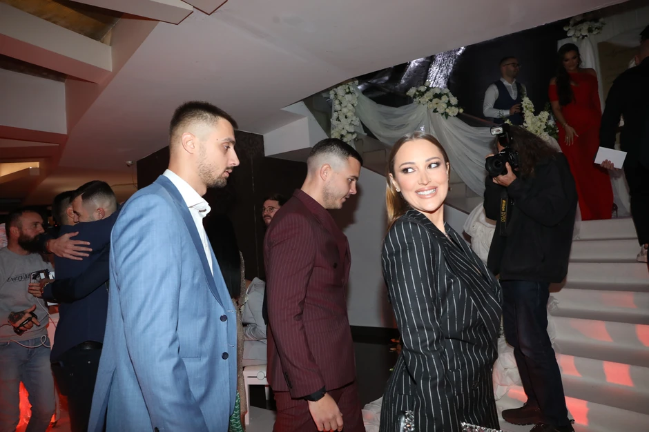 Aleksandra Prijović u elegantnom odelu na svadbi