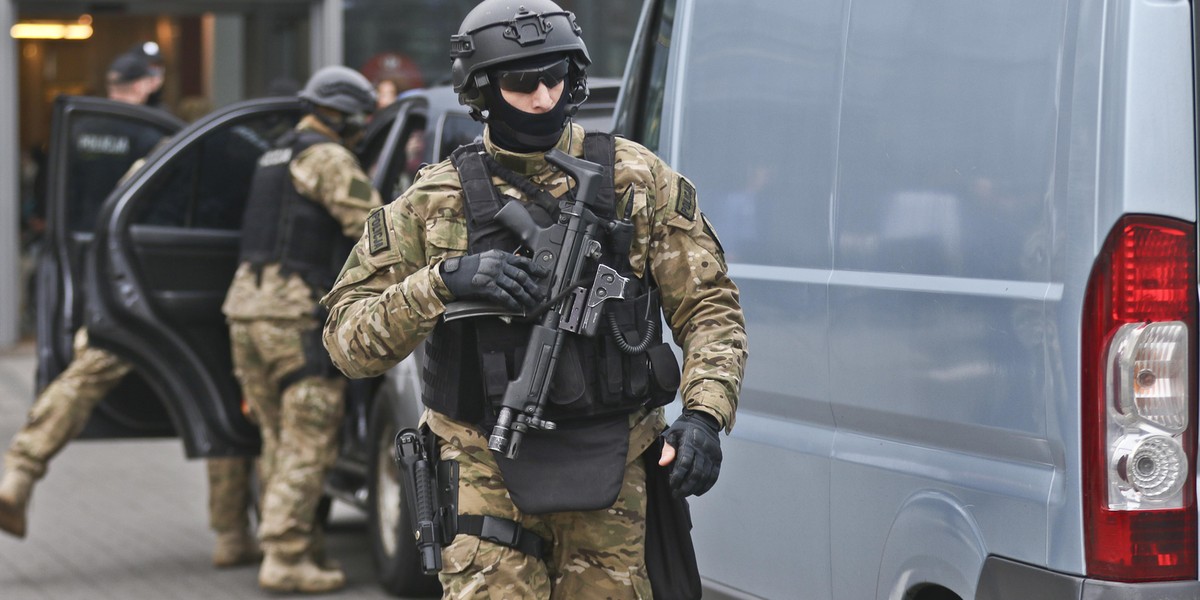 Strzelanina w Krakowie. Rzucił się na policjanta, zginął na miejscuStrzelanina w Krakowie. Rzucił się na policjanta, zginął na miejscu