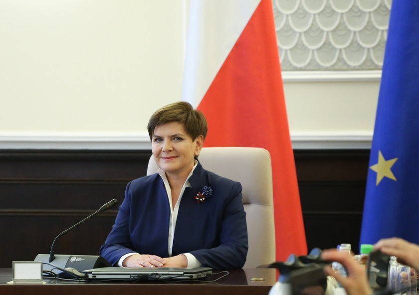 Beata Szydło w modnym szafirowym zestawie