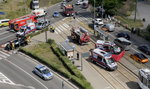 Koszmar w Szczecinie. Karetka na sygnale zderzyła się z innym autem i wjechała w przystanek. Konsekwencje były straszne