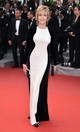 Ugyanebben az évben egy Stella McCartney-darabban is megjelent a vörös szőnyegen, ezt a fekete-fehér ruhát a Rozsda és Csont bemutatóján viselte
