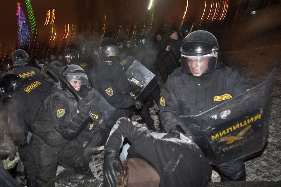 Milicja rozbiła manifestację na Placu Niepodległości fot. PAP/Wojciech Pacewicz