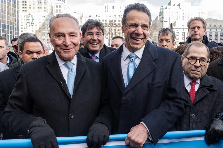 Kuomo (C) sa senatorom Čakom Šumerom (L) i kongresmenom Džerijem Nadlerom u januaru 