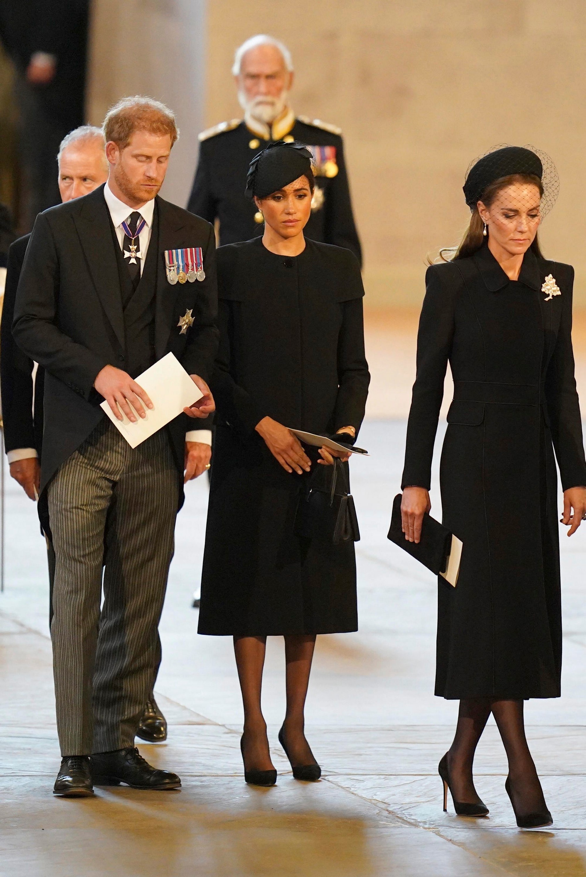 Princ Harry, manželka Meghan a vojvodkyňa Kate na pohrebe kráľovnej Alžbety II. 