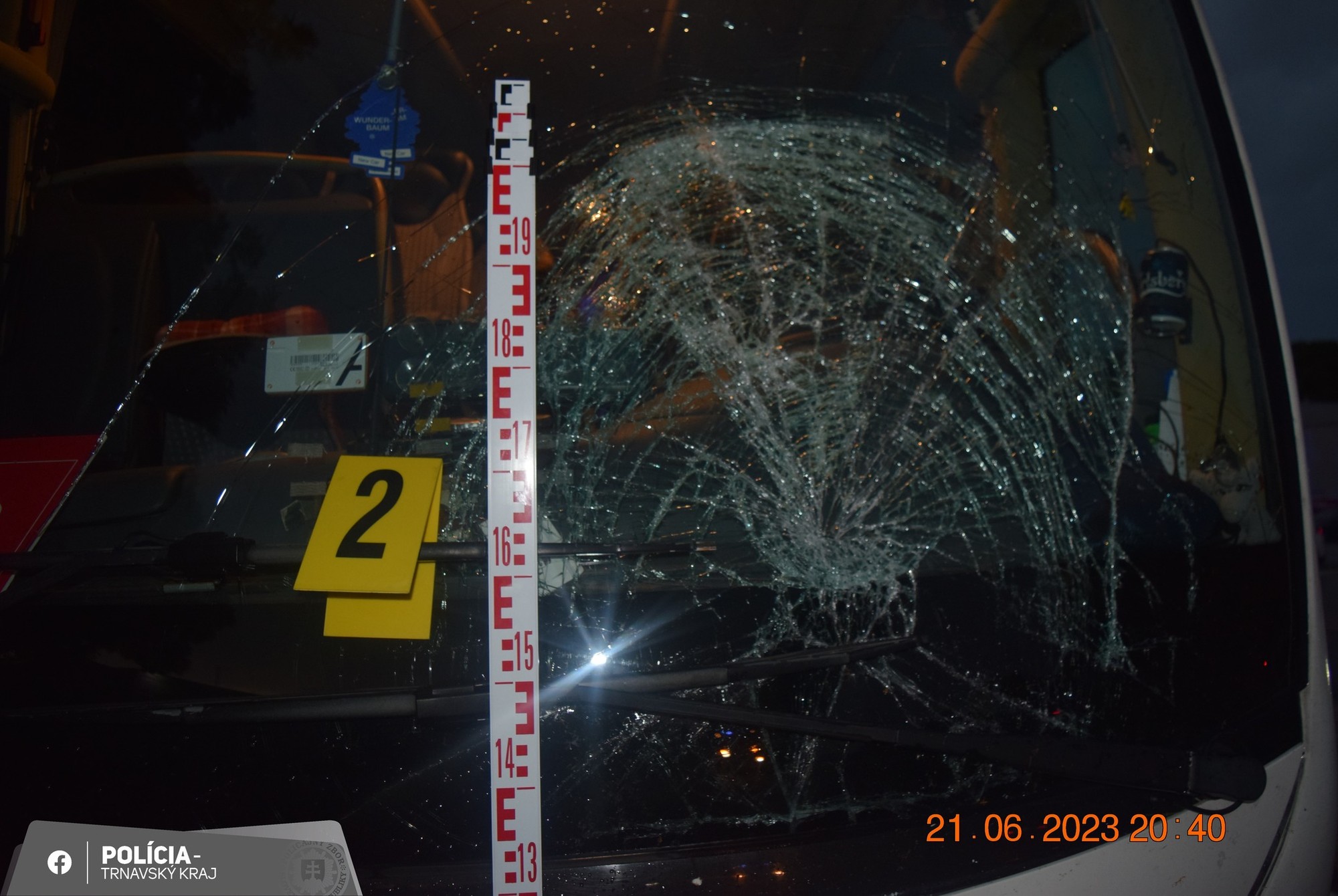 Autobus prevážajúci školákov zrazil v Piešťanoch chodca.