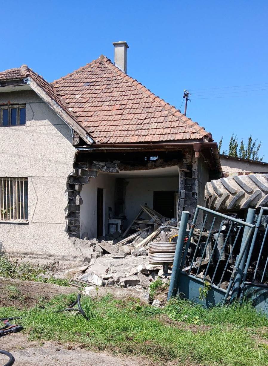 Traktor vo Veľkých Uherciach zdemoloval časť neobývaného rodinného domu.