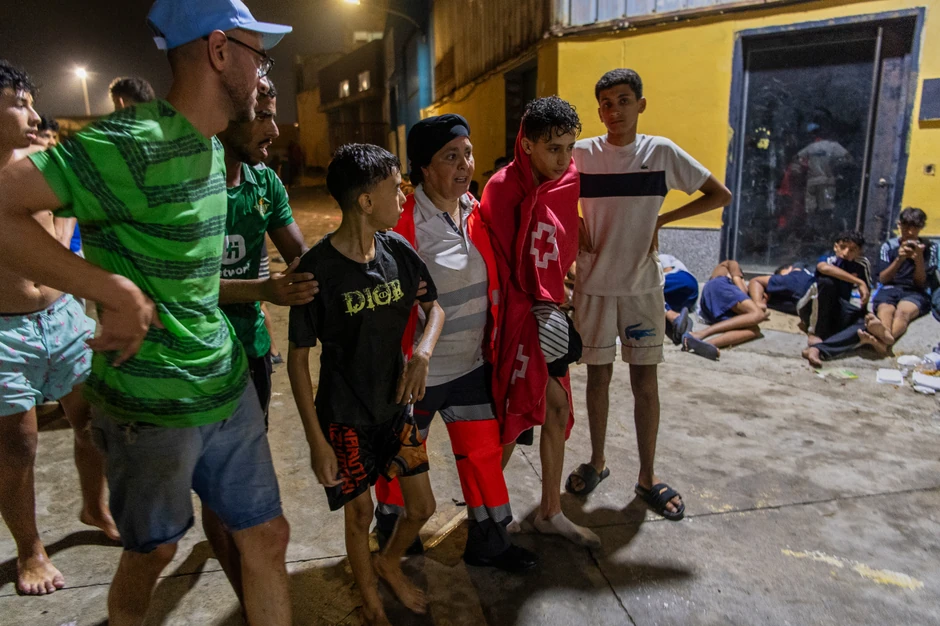 Migranti pokušavaju da pređu iz Maroka u špansku enklavu Seutu, Španija digla vojsku