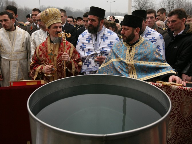 ILUSTRACIJA/Sveta vodica za Bogojavljenje: Kako se pravilo koristi i koliko može da traje? 