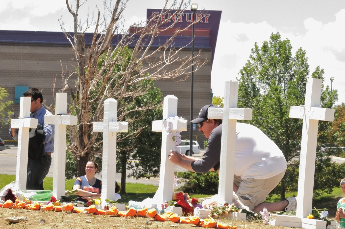 Krzyże upamiętniające ofiary masakry w kinie na przedmieściach Denver
