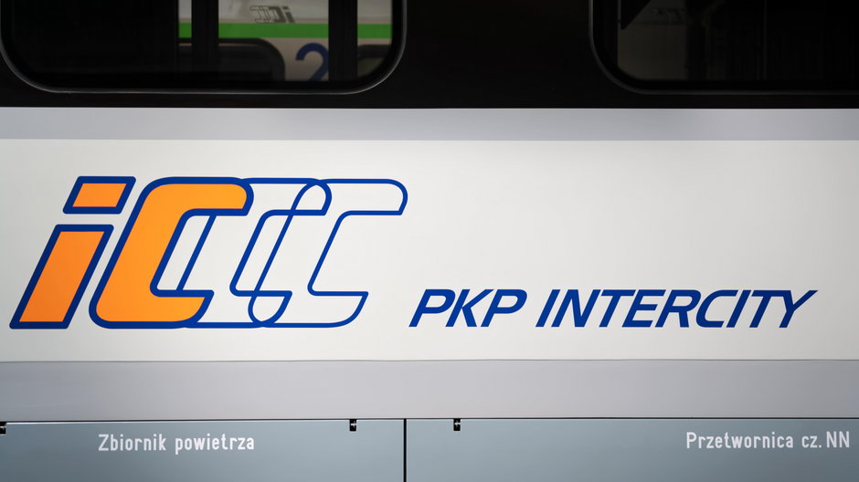 Logo PKP Intercity na boku pociągu (zdjęcie ilustracyjne)