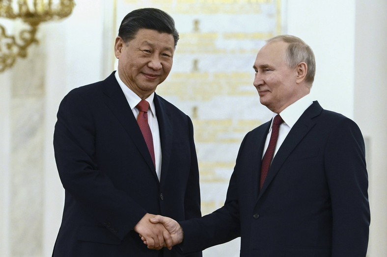 Xi Jinping (lewa) odwiedził Władimira Putina (prawa) w celu poprawy wspólnych partnerstw i rozwoju kluczowych obszarów rosyjsko-chińskiej współpracy gospodarczej, Moskwa, Rosja, 21 marca 2023 r.