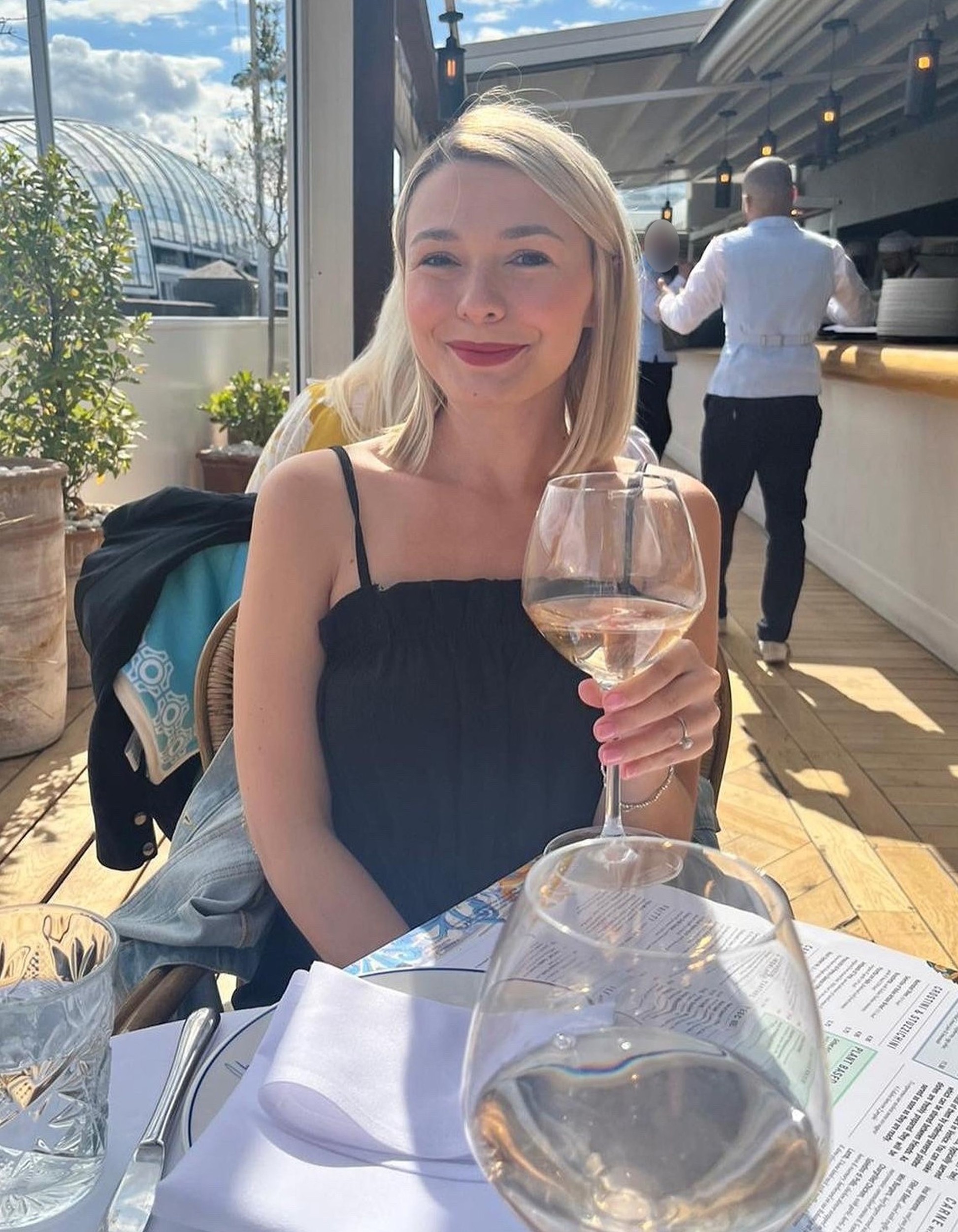 Hollie Thursby odhalila smrteľnú diagnózu vďaka zvláštnej bolesti po víne.