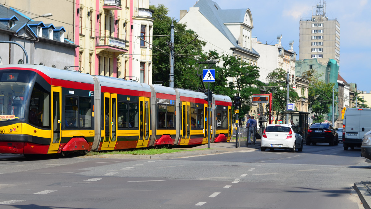 Pasażerowie oraz kierowcy od jutrzejszego ranka muszą przygotować się na potężne kłopoty w centrum miasta. W związku z remontem przystanków oraz wymianą ciepłociągu zamknięta zostaje znaczna część alei Kościuszki. Także tramwaje pojadą objazdami.