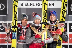 Wielka wpadka  z polskim hymnem. Stoch i Żyła na podium poczuli się, jak piłkarze na mundialu w Korei